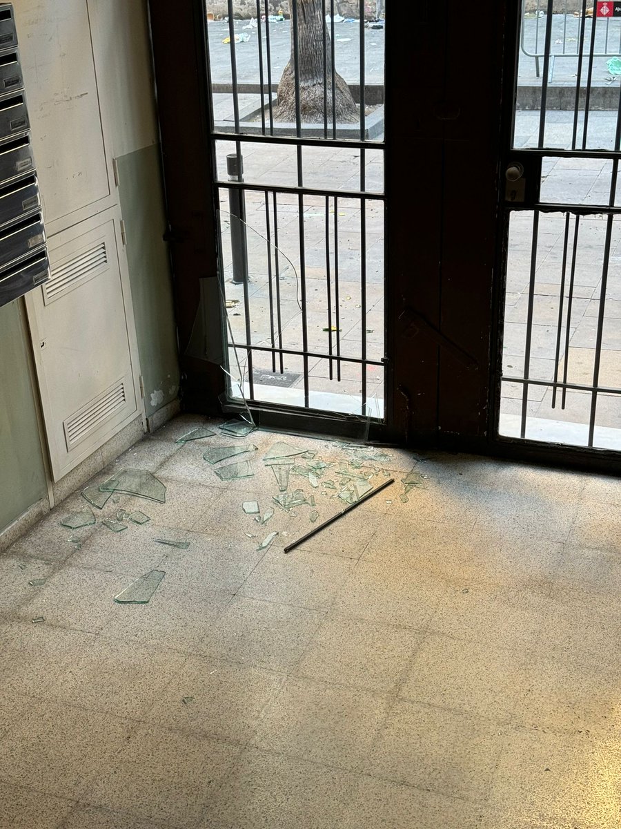 DanielL80097677's tweet image. La pasada noche los sintecho que viven en Arc de Sant Agustí, después que alguien les reprochara que tenían la música a todo volumen, han atacado los edificios con las botellas del contenedor de vidrio, llenando los balcones de vidrios y rompiendo la puerta de acceso al edificio.