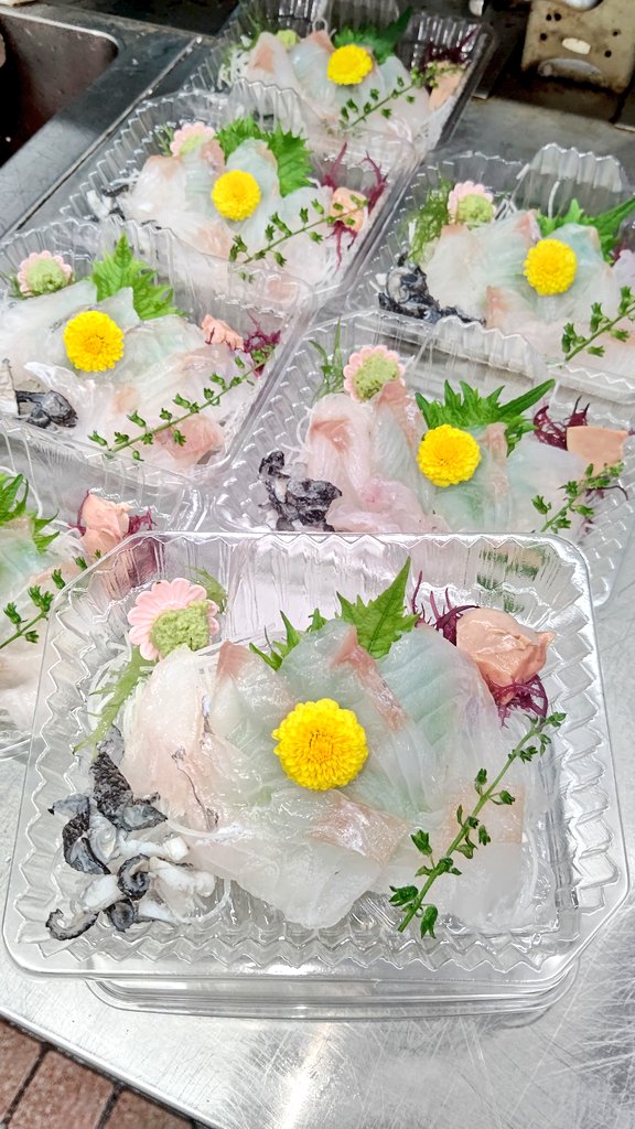 WATABE77781864's tweet photo. 先日知人より出産報告👶
おめでとう！
お食い初めの鯛はプレゼントしちゃうよ！✌️
うちの娘もそろそろ…
つかその前に結婚���だ！
あと1ヶ月ちょい！
周りからプレッシャーを掛け始められてる店長の本日のお薦めは活ソイ刺！
淡白な白身でクセがなく美味しいよ！👍
新鮮プリプリの身を味わってみて！✌️ https://t.co/y3UhhgnwjH