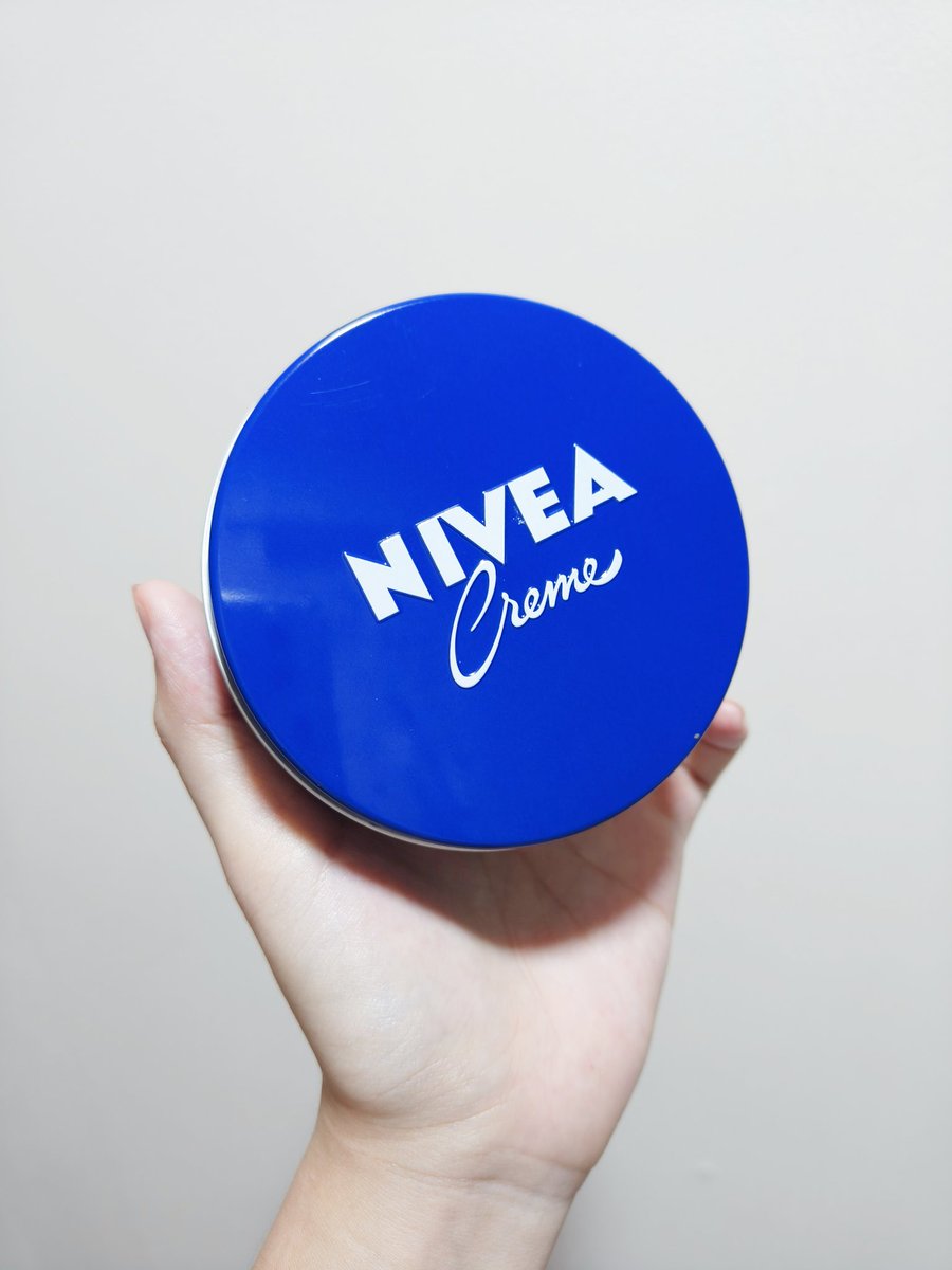 namsuu7's tweet image. ตำนานถูกและดี นีเวียครีมตลับน้ำเงินเนื้อเข้มข้นมากกกก นี่สั่งมาใช้แบบ 250ml เลยอะ จกไปเกือบครึ่งตลับละ เนื้อครีมสีขาวใครไม่ชอบความเกลี่ยยาก ความเหนอะแนะนำให้ผ่าน แต่ถ้าทนได้บอกเลยว่าดีแบบดีที่สุด กู้ผิวแห้งลอกได้ไวมาก ทาตรงไหนฉ่ำตรงนั้น ชุ่มชื้นที่สุด…