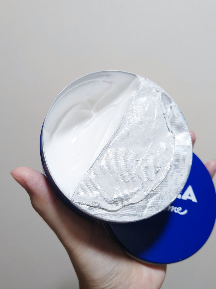 namsuu7's tweet image. ตำนานถูกและดี นีเวียครีมตลับน้ำเงินเนื้อเข้มข้นมากกกก นี่สั่งมาใช้แบบ 250ml เลยอะ จกไปเกือบครึ่งตลับละ เนื้อครีมสีขาวใครไม่ชอบความเกลี่ยยาก ความเหนอะแนะนำให้ผ่าน แต่ถ้าทนได้บอกเลยว่าดีแบบดีที่สุด กู้ผิวแห้งลอกได้ไวมาก ทาตรงไหนฉ่ำตรงนั้น ชุ่มชื้นที่สุด…