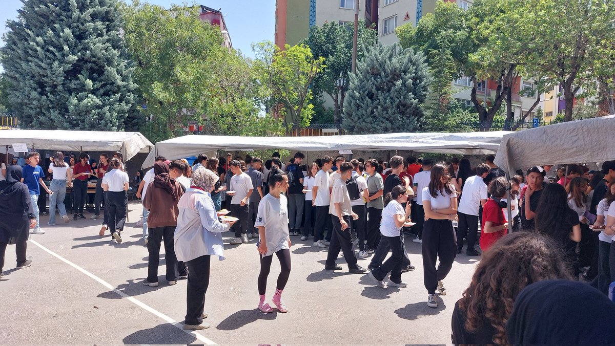 Kermes 2024. #KonyaLisesi geleneksel kermesini gerçekleştirdi. Emeği geçen öğrenci ve öğretmenlerimizi, katkıda bulunan velilerimizi tebrik eder kermesimizi teşrif eden misafirlerimize teşekkür ederiz.