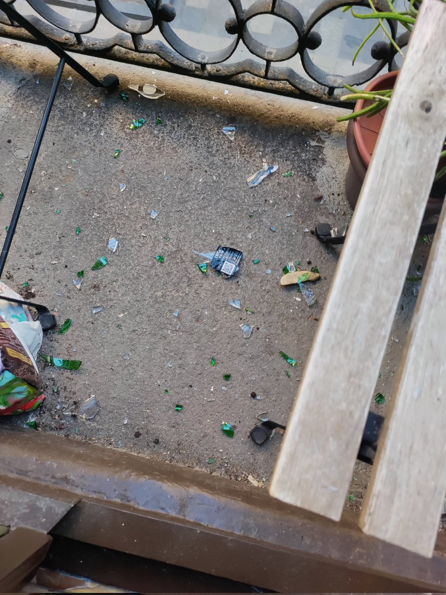 DanielL80097677's tweet image. A estas horas desconozco si hay más daños en los domicilios de otros vecinos de la calle.