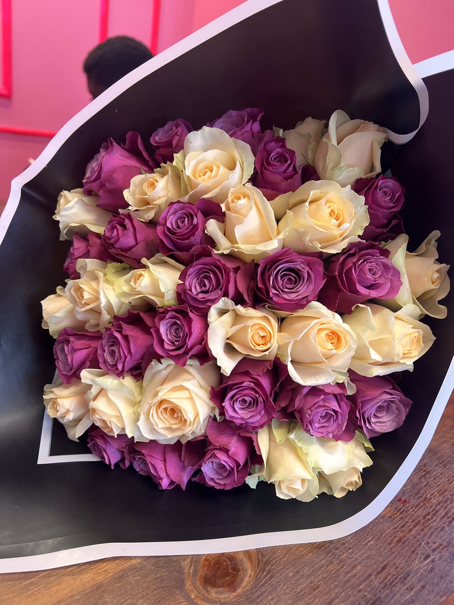 TenRosesflorist's tweet photo. Another beautiful bunch by TenRoses Florist🥺.
Get her our 40 purple and peach mix for R500!!! We deliver all around Gauteng.
Place your order on 0714593269 now!!!
#flowers #LetsWrite #flowershop #tenroses #ClimateAction https://t.co/VsMGvtXGoI