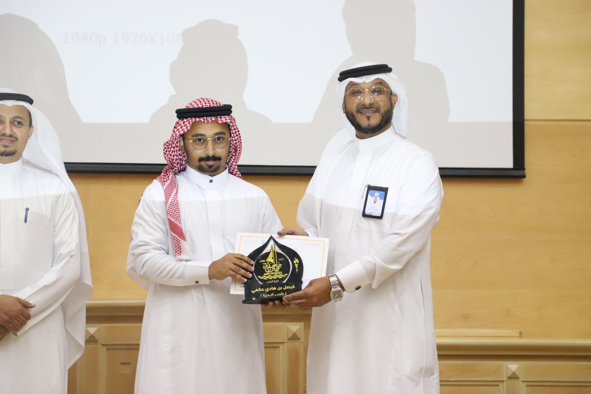 #جائزة_كلية_الطب_للتميز
الفائزون في فروع الابتعاث والامتياز:

(الطبيب المبتعث): د. منصور بن حسن مذكور.
(طبيب الامتياز): د. فيصل بن هادي حكمي.