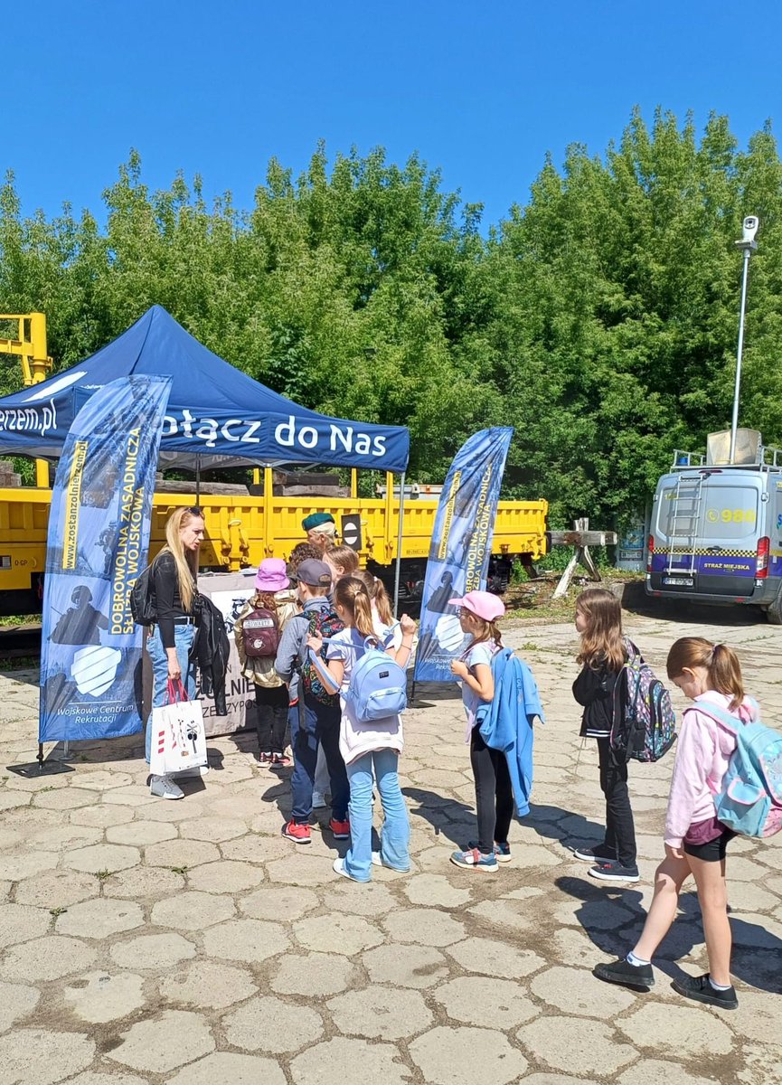 WCR_Bialystok's tweet photo. 🚂W piątek 7 czerwca Zakład Linii Kolejowych w Białymstoku zorganizował „Dni Techniki Kolejowej”🚂
✅️Żołnierze z #WCRBiałystok i #18PR mieli okazję przybliżyć dzieciom zadania wykonywane przez żołnierzy #WojskoPolskie🇵🇱 oraz zaprezentować wyposażenie żołnierza🪖. https://t.co/KZklW57ba2