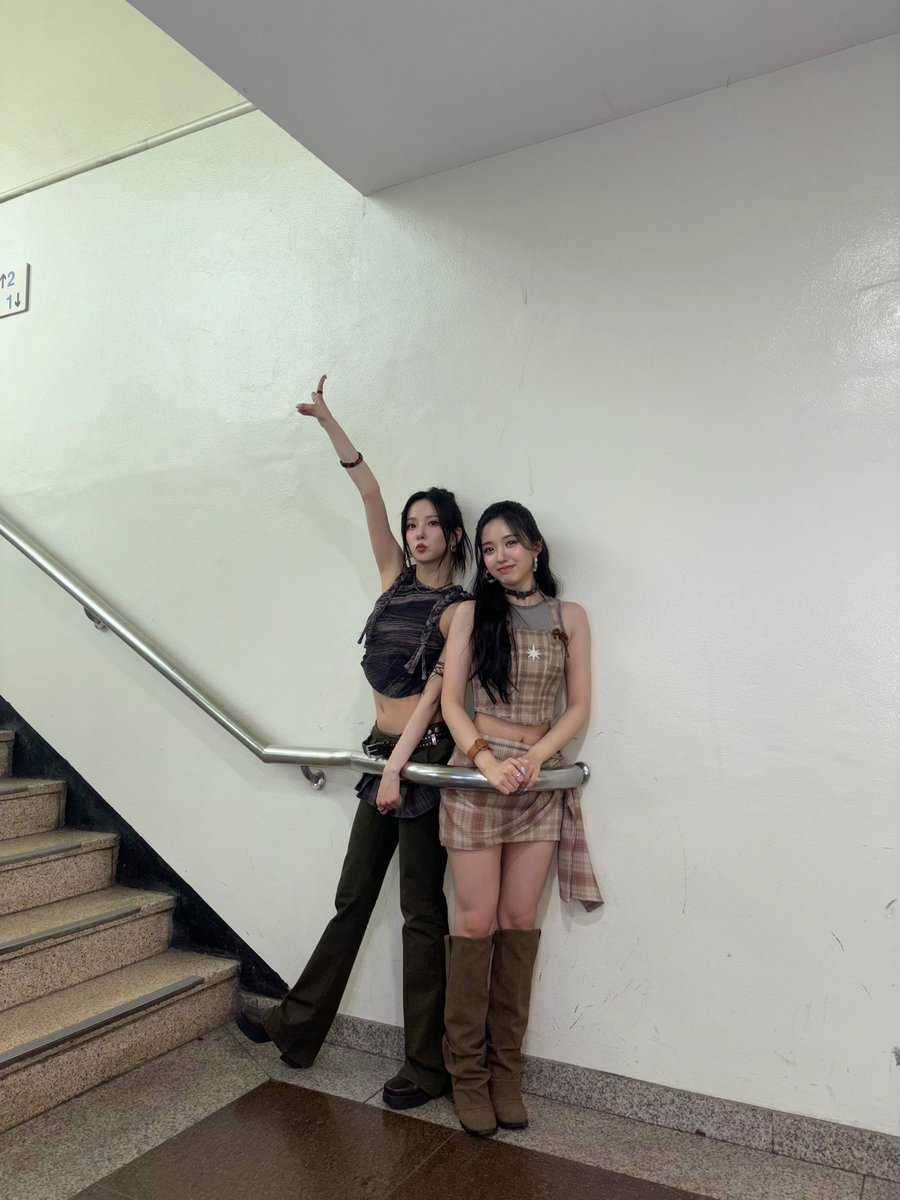 official_kep1er's tweet photo. 맏막즈 뮤뱅 포토존에서📸💕

#최유진 #YUJIN
#Kep1er #케플러 https://t.co/oN4Nzsesse