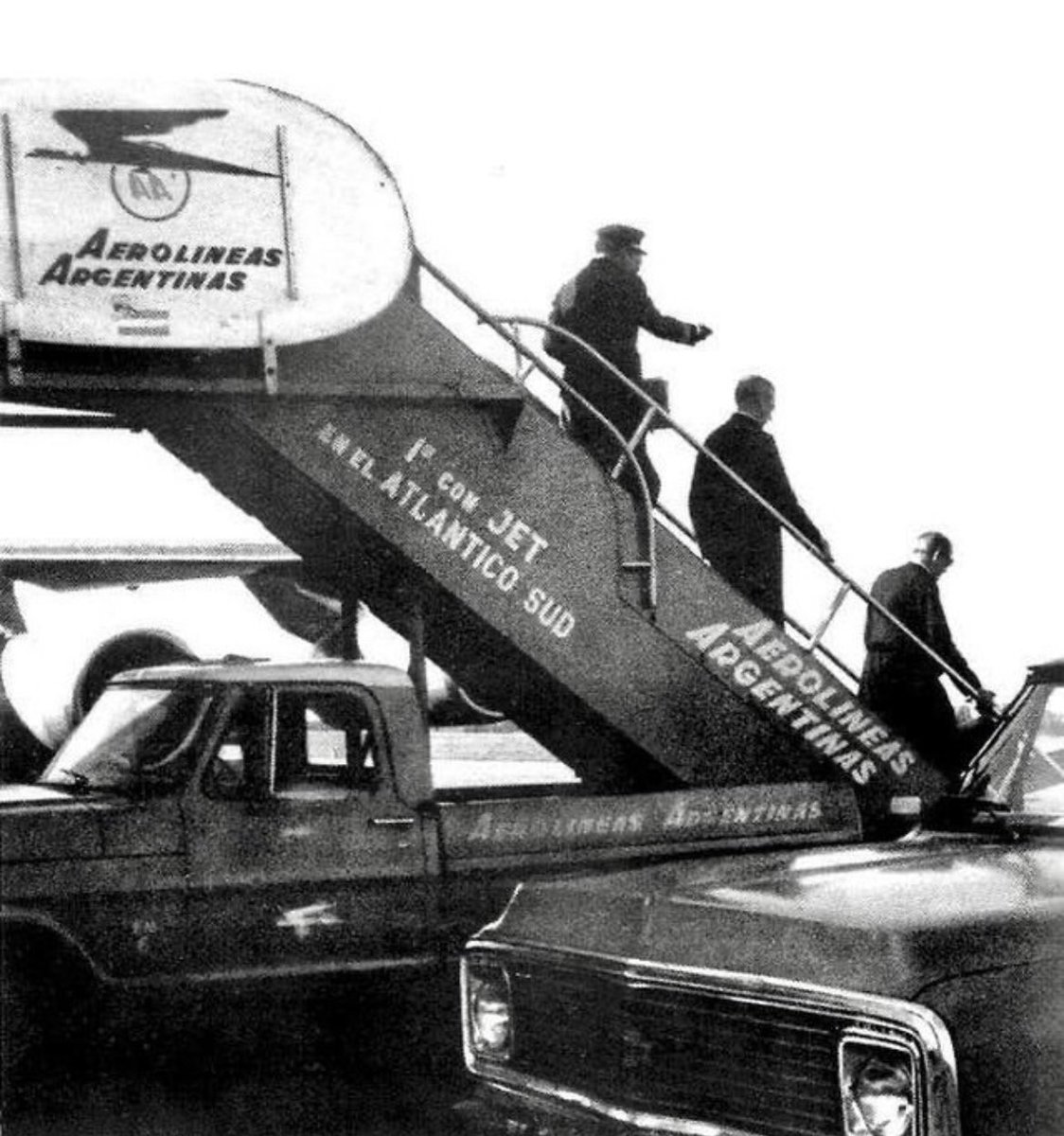 opusdeiarg's tweet photo. 🇦🇷🛬Un 7 de junio de 1974, san Josemaría llegaba an Argentina. Al bajar del avión, comentó con emoción a quienes fueron a recibirlo: “Se produjo lo que tanto deseaba: el estar pisando este bendito suelo argentino”.  https://t.co/qWmcRViz3D https://t.co/EZMBedvuwU