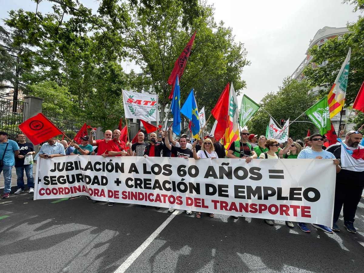 COORDINADORACST's tweet photo. Las organizaciones que componen la CST, hoy hemos estado presentes en la concentración. Queremos coeficientes reductores ya para jubilarnos a los 60 años.

#JubilacionDignaYa 
#jubilacionalos60
#coeficientesreductores https://t.co/F6LI5jIMzL