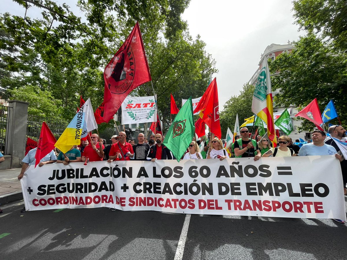 COORDINADORACST's tweet photo. Las organizaciones que componen la CST, hoy hemos estado presentes en la concentración. Queremos coeficientes reductores ya para jubilarnos a los 60 años.

#JubilacionDignaYa 
#jubilacionalos60
#coeficientesreductores https://t.co/F6LI5jIMzL
