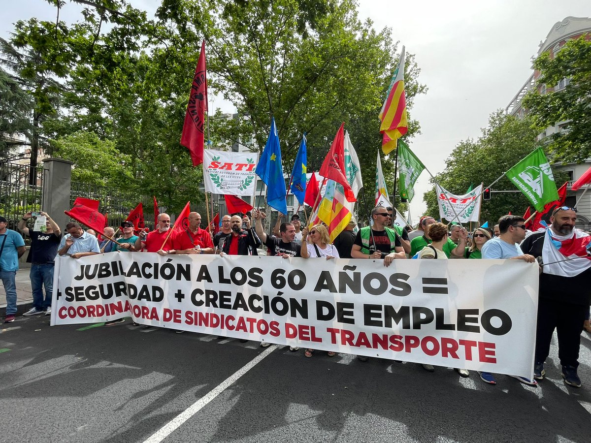COORDINADORACST's tweet photo. Las organizaciones que componen la CST, hoy hemos estado presentes en la concentración. Queremos coeficientes reductores ya para jubilarnos a los 60 años.

#JubilacionDignaYa 
#jubilacionalos60
#coeficientesreductores https://t.co/F6LI5jIMzL