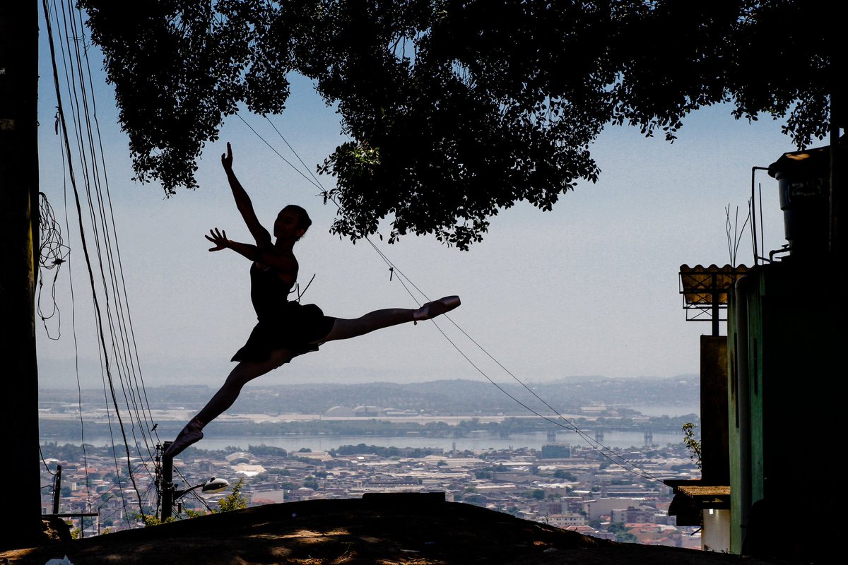 A arte transforma as nossas Favelas em um lugar melhor. 
🩰🙏🏽😍
.
#cotidiano #favela #complexodoalemao