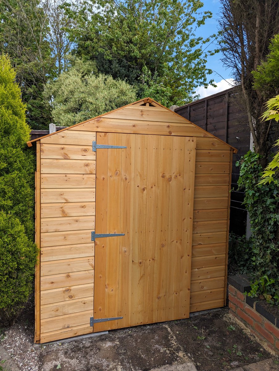 Sunnier days call for one thing! It's time to refresh your garden shed ☀️🏡 

Our garden paint is a mould-resistant, water-based formula that is easy to use and can be applied with a brush, roller, or spray. Available in 130+ colours.  

🎨 Oyster   

📸 @at_home_with_becks32a