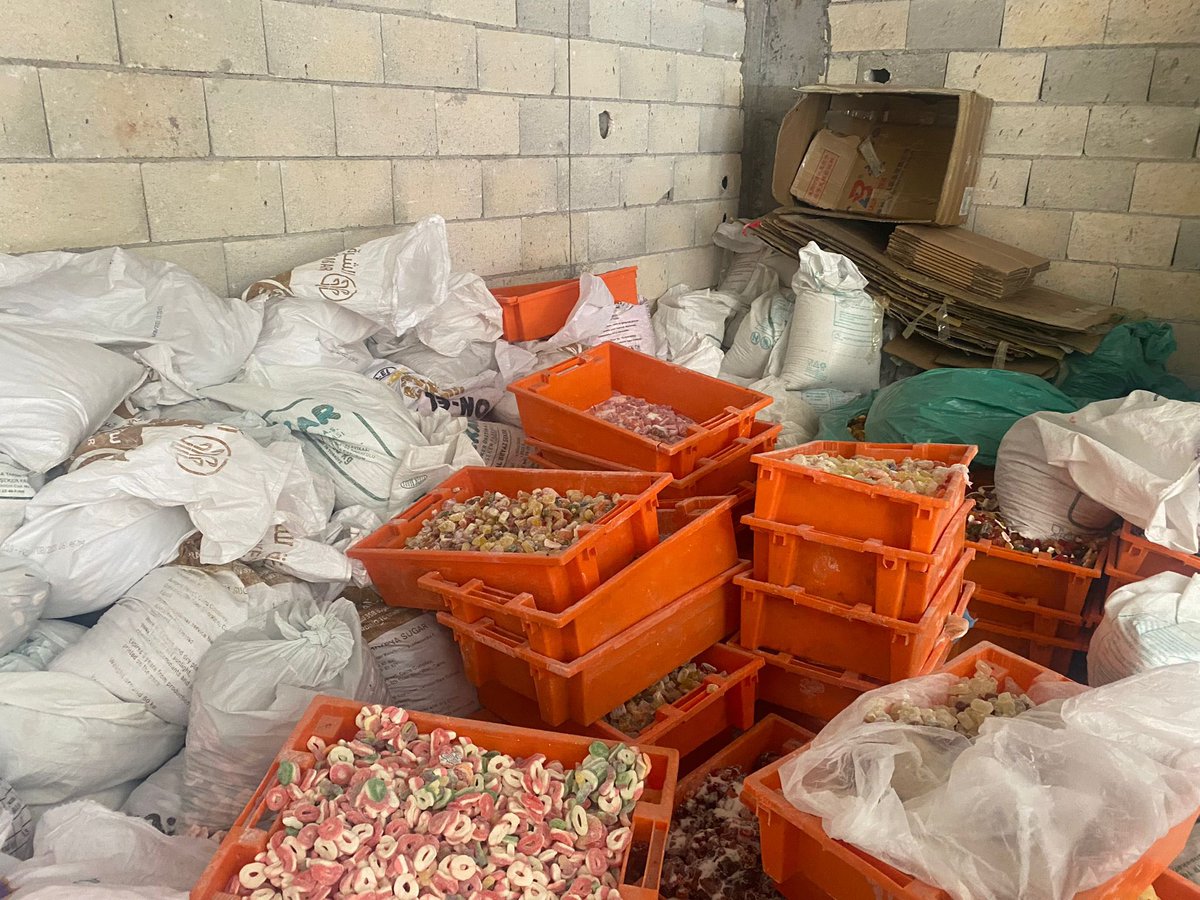 mtahmazoglu's tweet photo. Fırsatçılara aman yok!

Şahinbey Zabıta Ekiplerimiz, Malazgirt Mahallesi’nde yaptığı denetimde, Bayram öncesi piyasaya sürülmek üzere son kullanma tarihi geçmiş hijyen açısından uygun olmayan ortamda bulunan 20 tona yakın şekerlemeye el koydu.

Halkımızın sağlığı için çalışmalarımıza hız kesmeden devam ediyoruz.

#Şahinbey #Gaziantep