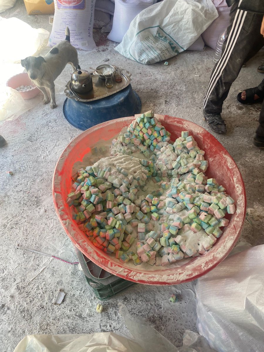 mtahmazoglu's tweet photo. Fırsatçılara aman yok!

Şahinbey Zabıta Ekiplerimiz, Malazgirt Mahallesi’nde yaptığı denetimde, Bayram öncesi piyasaya sürülmek üzere son kullanma tarihi geçmiş hijyen açısından uygun olmayan ortamda bulunan 20 tona yakın şekerlemeye el koydu.

Halkımızın sağlığı için çalışmalarımıza hız kesmeden devam ediyoruz.

#Şahinbey #Gaziantep