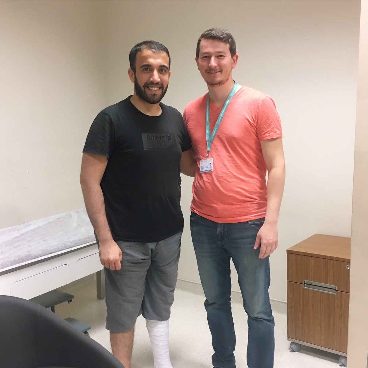 Ameliyat sonrası tedavi sürecimiz canım doktorum nezdinde başarıyla devam ediyor.
Ziyaretime gelen, gerek arayarak, gerek mesajla geçmiş olsun dileklerini ileten tüm başkanlarımıza, spor ve basın camiası temcilerimize, dostlarıma, arkadaşlarıma sonsuz teşekkürlerimi sunuyorum.