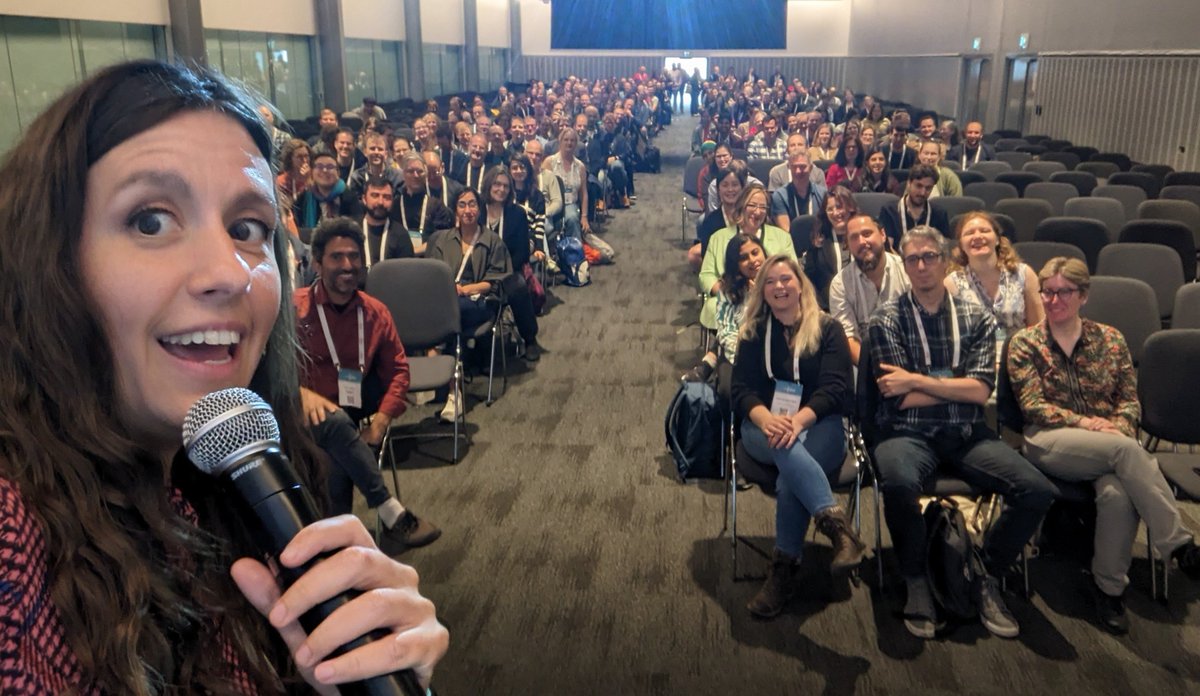 SuperResoluSian's tweet photo. A photo of all of the wonderful #elmi2024 delegates at the end of the ✨super✨ super-resolution and nanoscale imaging session, ruined by my massive face 👍 https://t.co/yMXDUDJOK0