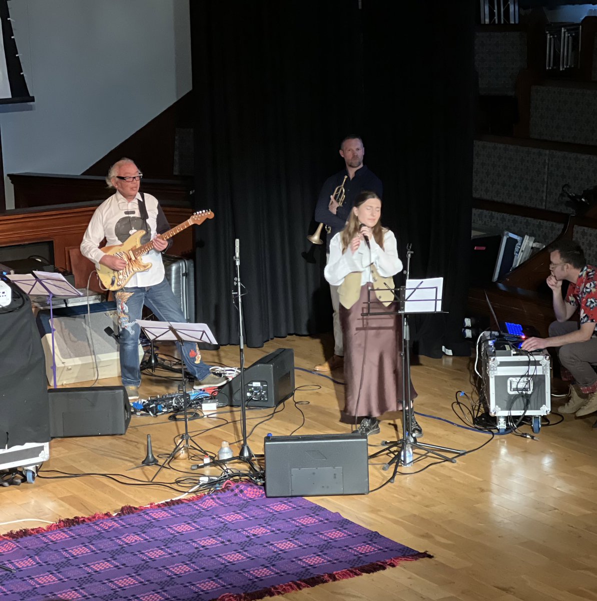 Siôn Tomos Owen (@sionmun) on Twitter photo Odd <a href="/cwmwltystion/">CwmwlTystionIII/Empathy</a> yn gwbwl anhygoel yn <a href="/TheatrSoar/">Theatr Soar</a> neithiwr.
Jazz rhyngwladol ond â gwreiddiau cymreig â lleisiau arallfydol #Eädyth a <a href="/maredwilliams97/">Mared Williams</a> wedi plethu â gwaith gweledol Simon Proffit i rhoi cyd-destun pwerus i gyfansoddiadau unigryw <a href="/TwmWillias/">Tomos Williams</a>
Y gig gorau i mi weld Odd <a href="/cwmwltystion/">CwmwlTystionIII/Empathy</a> yn gwbwl anhygoel yn <a href="/TheatrSoar/">Theatr Soar</a> neithiwr.
Jazz rhyngwladol ond â gwreiddiau cymreig â lleisiau arallfydol #Eädyth a <a href="/maredwilliams97/">Mared Williams</a> wedi plethu â gwaith gweledol Simon Proffit i rhoi cyd-destun pwerus i gyfansoddiadau unigryw <a href="/TwmWillias/">Tomos Williams</a>
Y gig gorau i mi weld