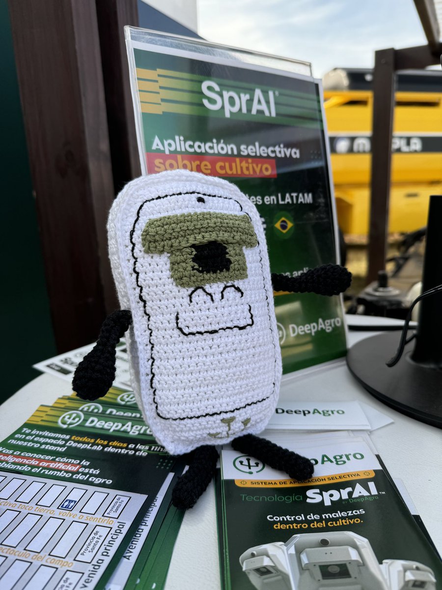 deepagroco's tweet image. 3er día en @AgroActiva 🙌🏻🌱
11hs: #DeepLab los esperamos para aprender sobre IA aplicada al Agro 

🕹️🤖 Y lo mejor del stand: Modulin cazador de malezas. Veni a ver cuantas malezas podes detectar ahorrando lo Máximo posible!