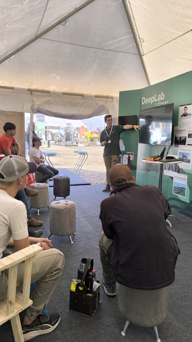 deepagroco's tweet image. 3er día en @AgroActiva 🙌🏻🌱
11hs: #DeepLab los esperamos para aprender sobre IA aplicada al Agro 

🕹️🤖 Y lo mejor del stand: Modulin cazador de malezas. Veni a ver cuantas malezas podes detectar ahorrando lo Máximo posible!