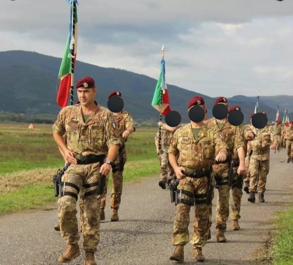 Generale di Divisione Roberto #Vannacci:

- Accademia Militare di Modena 
- 3 Lauree Magistrali 
- 2 Master di 2º livello
- Ha superato la durissima selezione per il 9º Reggimento “Col Moschin” conseguendo il brevetto da Incursore (un’Élite delle Forze Speciali che in pochi