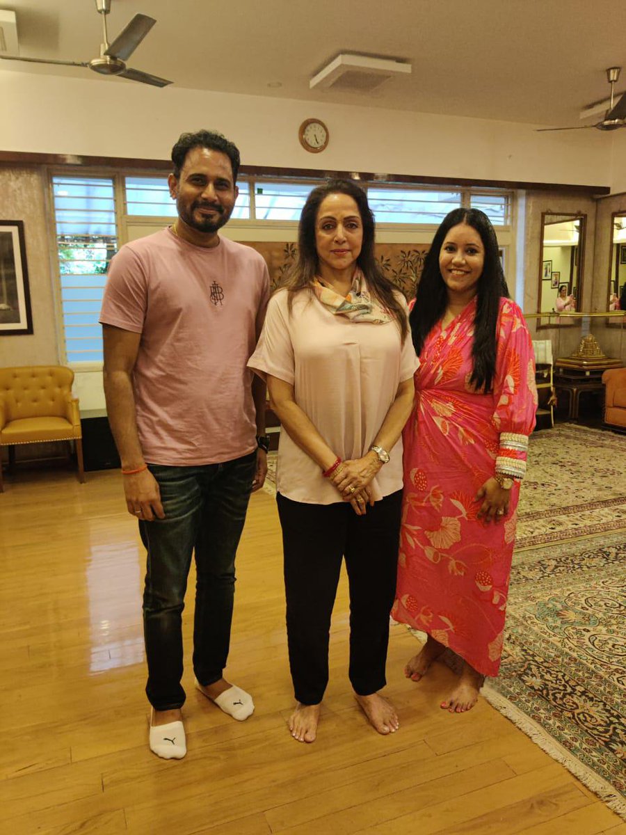 KartikeeYadav1's tweet image. Congratulations to MP @dreamgirlhema Ji on winning 5,10,064 votes in Mathura! Your leadership and dedication have earned the people's trust. 🙏✨ #ElectionWin #Inspiration #Leader #HemaMalini #Mathura