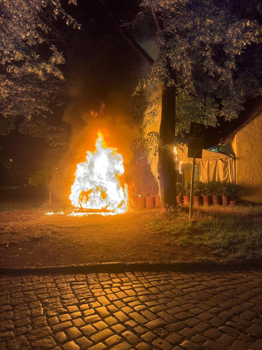 Beatrix_vStorch's tweet photo. Linke Gewalt explodiert!
Gestern Nacht: Lieferwagen von uns wurde abgefackelt. Und wir hatten noch Glück: das Feuer konnte gelöscht werden, bevor es auf unsere danebenliegenden Büros übergriff.
Letzte Woche: Tausende Euro Schaden durch zertrümmerte Fenster in einem (auch) von uns genutzten Lokal. (https://t.co/T0RjnhZPAq aus der Überwachungskamera 👇)
ES REICHT! Ihr seid nicht die „Demokraten“ und Ihr verteidigt auch nicht die Demokratie. Ihr seid die Totengräber von Demokratie und Rechtsstaat! #JetzterstRechtAfD