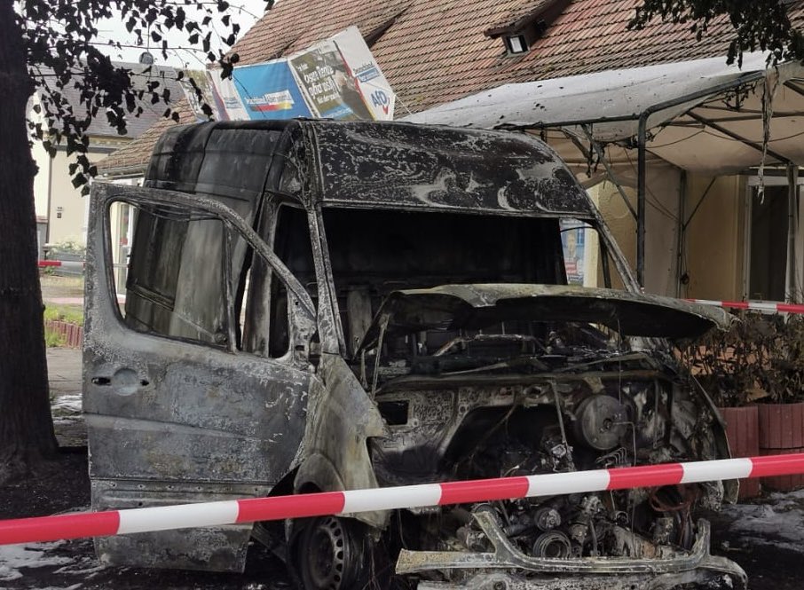 Beatrix_vStorch's tweet photo. Linke Gewalt explodiert!
Gestern Nacht: Lieferwagen von uns wurde abgefackelt. Und wir hatten noch Glück: das Feuer konnte gelöscht werden, bevor es auf unsere danebenliegenden Büros übergriff.
Letzte Woche: Tausende Euro Schaden durch zertrümmerte Fenster in einem (auch) von uns genutzten Lokal. (https://t.co/T0RjnhZPAq aus der Überwachungskamera 👇)
ES REICHT! Ihr seid nicht die „Demokraten“ und Ihr verteidigt auch nicht die Demokratie. Ihr seid die Totengräber von Demokratie und Rechtsstaat! #JetzterstRechtAfD