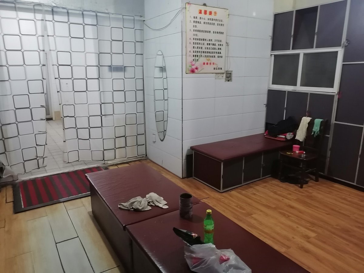 Gaytour113's tweet photo. 这是丹东另一家据说有G活动的大众浴池，不过上回去的时候听说快黄了。环境可比“有位佳人”那家差多了，搓澡师傅看着挺“直”，上午也没啥客人，来的几个也看着不“弯”，还有社会哥模样的，东北人似乎挺喜欢纹身的，不知何故？蒸汽房也没开放，待了会子就撤了。不知如今这家还在否？#同志浴室 #gaysauna https://t.co/HSZHfjm00h