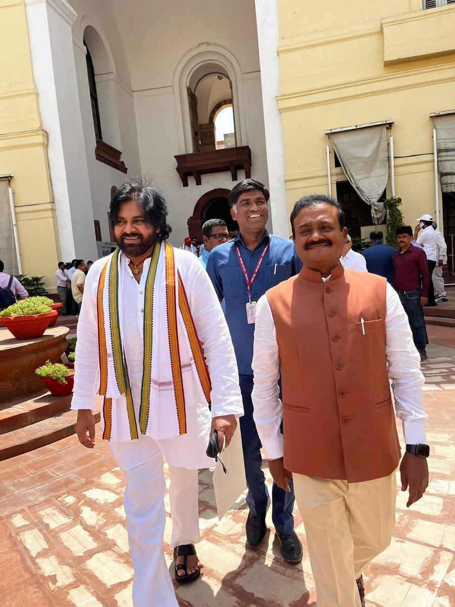 VBalashowry's tweet image. నేడు డిల్లీలో జనసేన పార్టీ అధ్యక్షులు శ్రీ పవన్ కళ్యాణ్ గారితో కలిసి పార్లమెంట్ లో జరిగిన NDA సమావేశానికి హాజరుకావడం జరిగింది. 

#GameChangerPK
#JSPFutureofAP
#KutamiTsunami
#VallabhaneniBalashowry