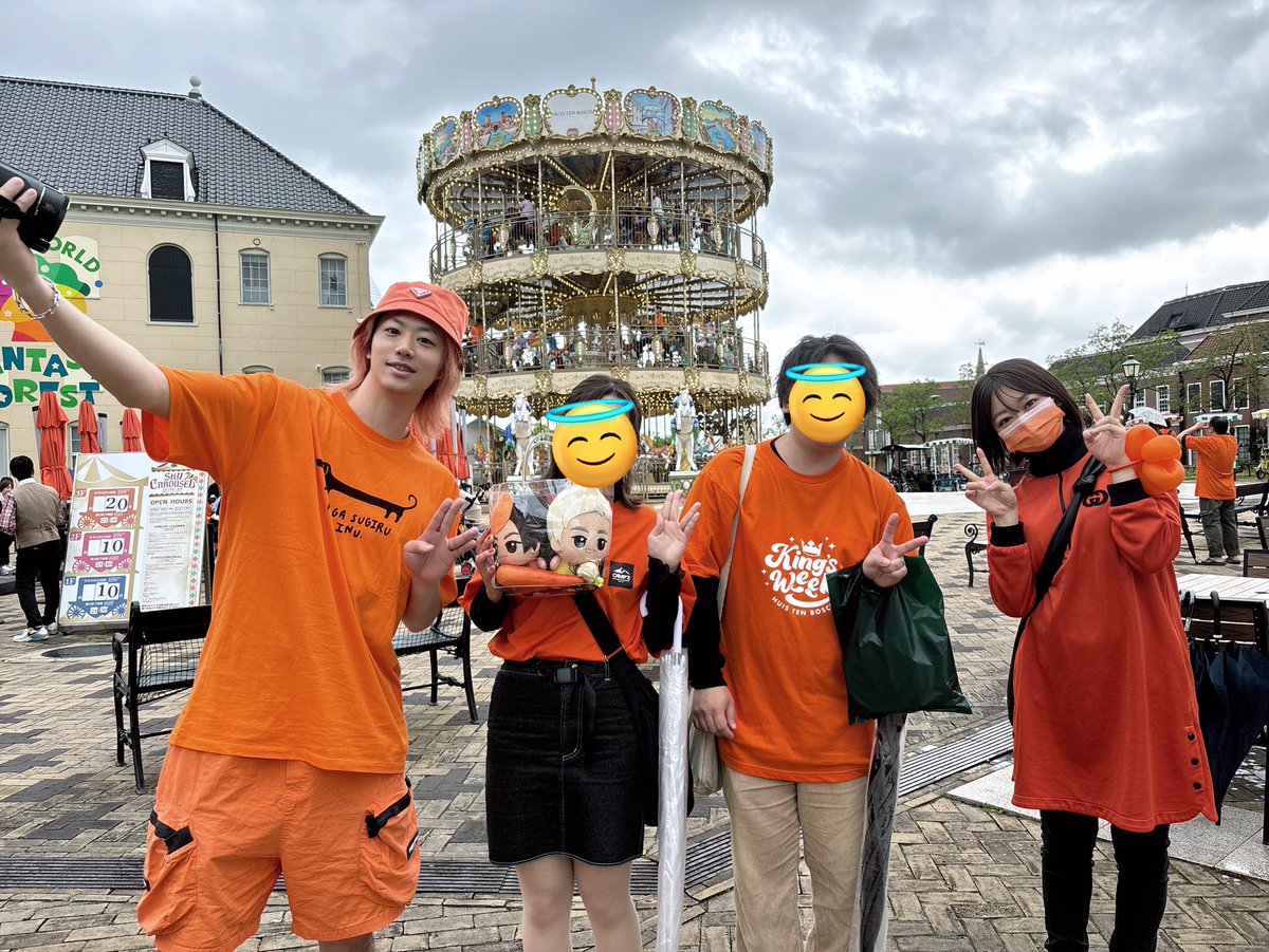 nonta_to's tweet photo. ハウステンボスで東オ概念ヲタク（with旦那）
してたらてっちゃんみーちゃんご夫婦にお会いして😭お写真撮っていただきました🧡🩵
ほておや、お金貯めて行きます……
それまで地元でヲタクしときます！！ https://t.co/3lVbWxCpck