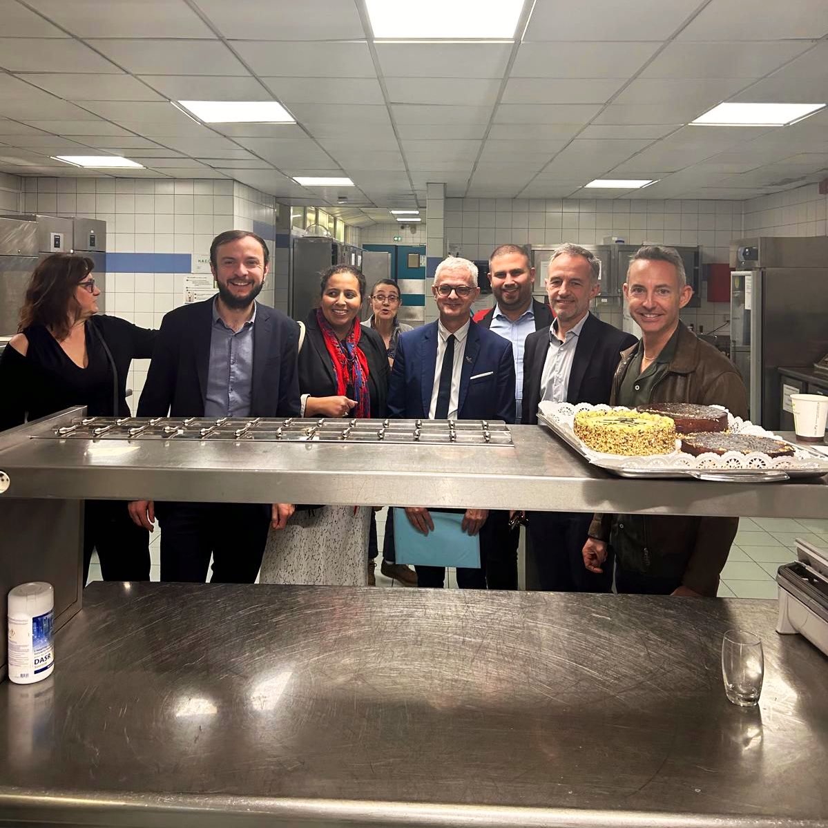 IanBrossat's tweet photo. Soutien aux personnels et parents d’élèves du lycée d’hôtellerie et restauration Jean-Drouant (Paris 17e). 

Établissement d’excellence, reconnu dans le monde entier, il est en passe d’être dépecé par @vpecresse et la région Île-de-France. https://t.co/zIaJQ3hEyV