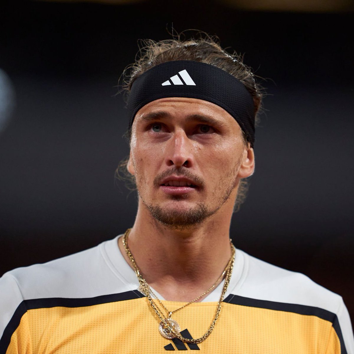 UniversTennis's tweet photo. 🚨 Le procès d’Alexander Zverev ABANDONNÉ après un accord à l’amiable. 🇩🇪

Accusé d’avoir étranglé son ex-petite amie Brenda Patea en 2020 et d’abord condamné à une amende de 450.000 euros par le tribunal de grande instance de Berlin en 2023, Alexander Zverev a vu son procès pour violences conjugales se terminer par un NON-LIEU, sans aveu de culpabilité. 

D’après le parquet, les deux parties voulaient trouver une issue pacifique, notamment dans l’intérêt de leur fille.

❌ Les avocats du joueur allemand ainsi que ceux représentant son ex-compagne ont refusé de donner des détails sur leur accord extrajudiciaire, notamment s'il comportait un élément financier.

💰 Alexander Zverev doit néanmoins s’acquitter de frais de justice totalisant 200.000€ :
🔸 150.000 euros au trésor public
🔸 50.000 euros à des associations caritatives