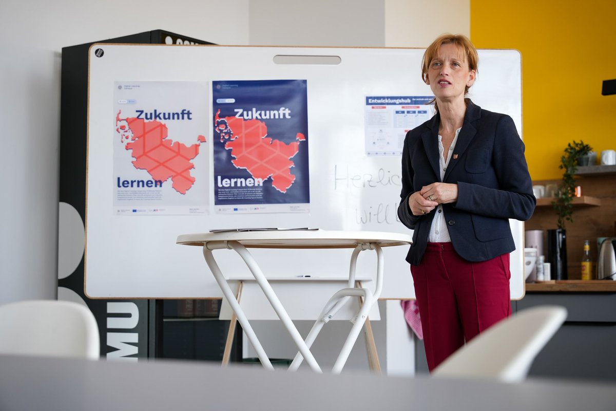 Bildung_SH's tweet photo. Der Digital Learning Campus #DLC:
Die digitale Bildungs- und Kollaborationsplattform mit Lernorten in Flensburg, Heide, Kiel und Lübeck. Gesteuert vom DLC-Hub. Ministerin @PrienKarin überreichte dafür einen Förderbescheid über 6 Mio. ���.  

➡️ https://t.co/uDpd75lSSx https://t.co/1aXoYOxgiK