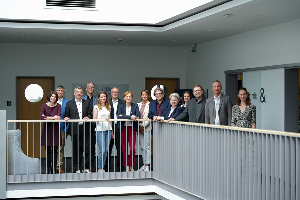 Bildung_SH's tweet photo. Der Digital Learning Campus #DLC:
Die digitale Bildungs- und Kollaborationsplattform mit Lernorten in Flensburg, Heide, Kiel und Lübeck. Gesteuert vom DLC-Hub. Ministerin @PrienKarin überreichte dafür einen Förderbescheid über 6 Mio. ���.  

➡️ https://t.co/uDpd75lSSx https://t.co/1aXoYOxgiK