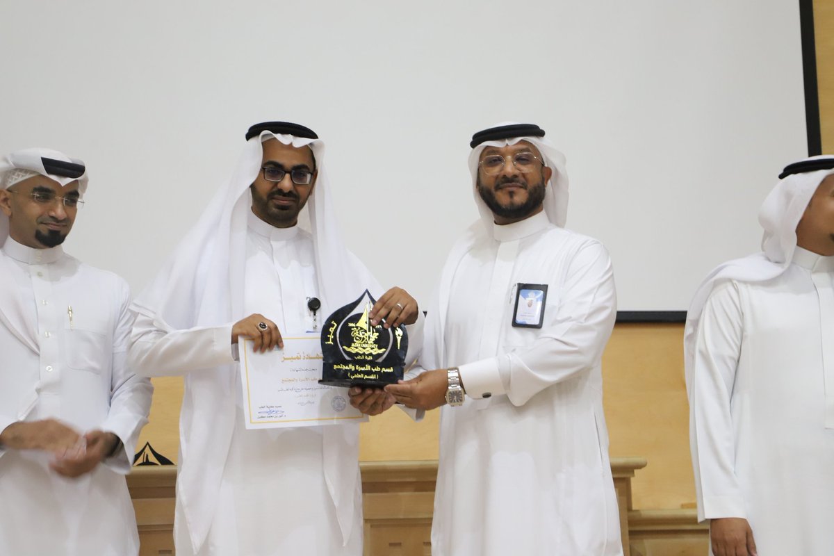 MedicineJazanU's tweet image. #جائزة_كلية_الطب_للتميز
الفائزون في فروع العمل الأكاديمي:

(القسم العلمي): قسم طب الأسرة والمجتمع.
(الوحدة الإدارية):وحدة الدراسات العليا.
(عضو هيئة التدريس):د. محمد أحمد معدي.
(الارشاد الأكاديمي):د.بدرية محمد عطية.
(المقرر الدراسي):مقرر الأمراض الباطنية ٢ - مقرر صحة المجتمع.