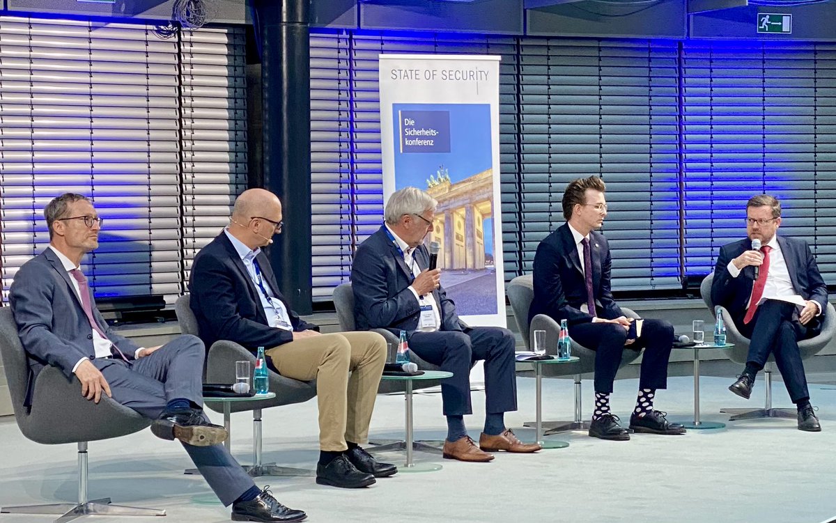 „Wir müssen mit den Ressourcen, die wir haben, besser werden.“ So die klare Ansage von <a href="/peterschwark/">Dr. Peter Schwark</a> (@BDSW_eV) bei der der Podiumsdiskussion zum KRITIS-Dachgesetz im Rahmen der State of Security Konferenz von <a href="/KoetterServices/">KÖTTER Services</a>.
#berlinbubble Bericht: linkedin.com/feed/update/ur…