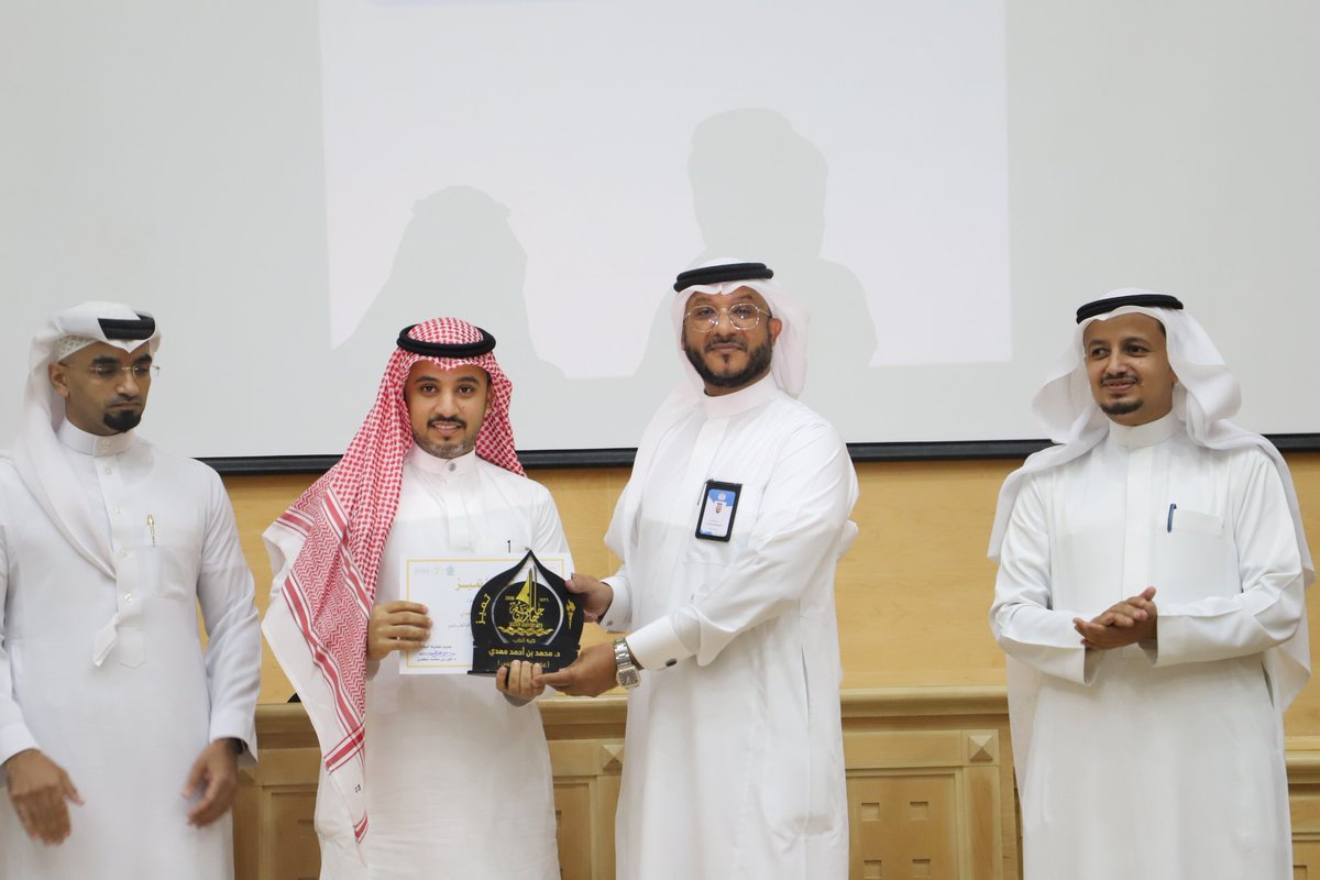 MedicineJazanU's tweet image. #جائزة_كلية_الطب_للتميز
الفائزون في فروع العمل الأكاديمي:

(القسم العلمي): قسم طب الأسرة والمجتمع.
(الوحدة الإدارية):وحدة الدراسات العليا.
(عضو هيئة التدريس):د. محمد أحمد معدي.
(الارشاد الأكاديمي):د.بدرية محمد عطية.
(المقرر الدراسي):مقرر الأمراض الباطنية ٢ - مقرر صحة المجتمع.