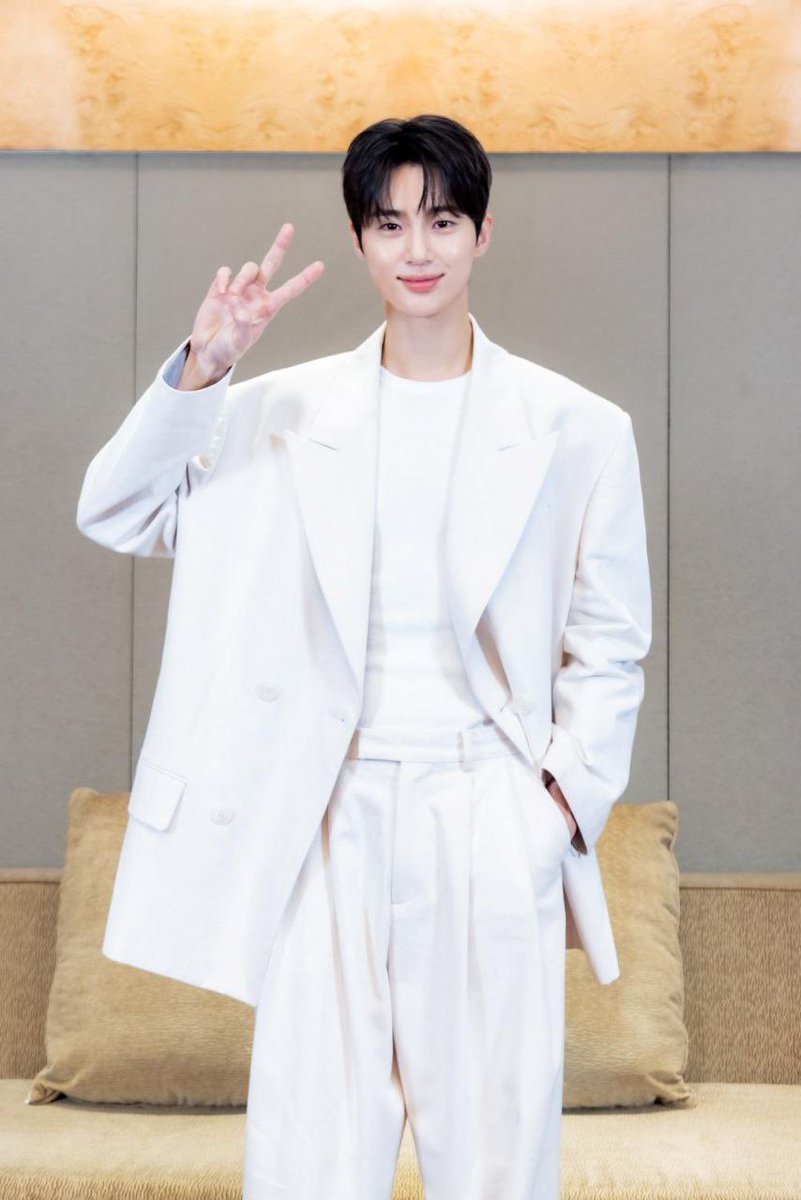 kdrama_menfess's tweet photo. •kdm• Byeon Wooseok pake serba putih gini ketampanannya nambah 9999999x lipat dan cegil nya nambah semiliar https://t.co/yUTQVTMWUF