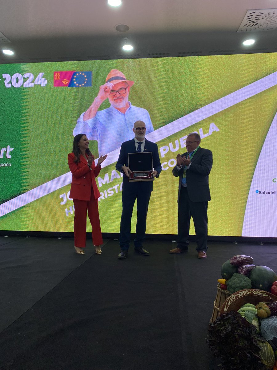 Proexport_Spain's tweet photo. La insignia de oro de #Proexport 🏅 es para @PUEBLAdibujante José Manuel Puebla Ros, humorista gráfico, por su defensa y promoción del sector agrario en los medios de comunicación, a través de viñetas llenas de humor 👏🏻

“Yo llevo el lápiz y ellos el legón” 📝👨🏻‍🌾 https://t.co/sjlz5iK4nQ