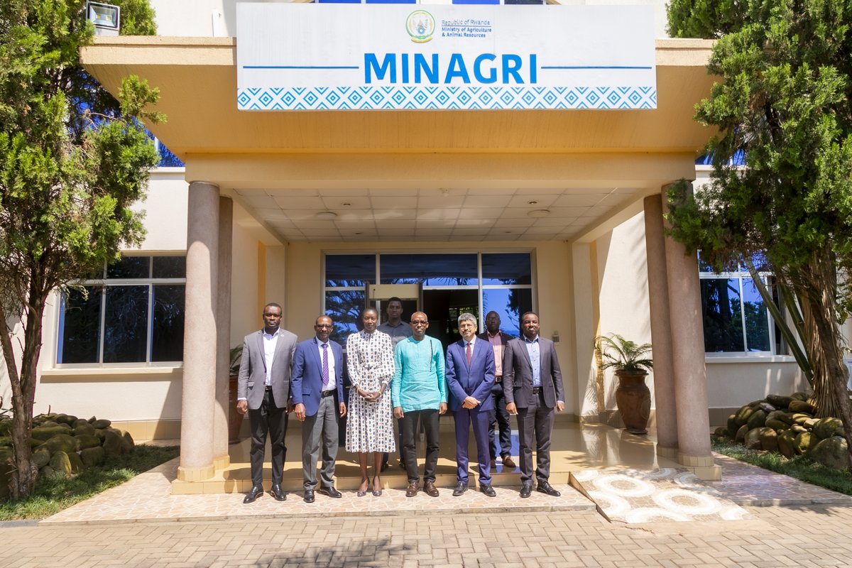 RwandaAgri's tweet photo. Hon. @SERwigamba met with Giovanni Munoz, @FAO Investment Centre's Service Chief for East and Southern Africa &amp; @CoumbaDSow, FAO Country Rep. They discussed ways &amp;means to enhance FAO’s effectiveness in supporting Rwanda's efforts to increase amount &amp; diversity of Ag. investments https://t.co/fmmmILnMe7