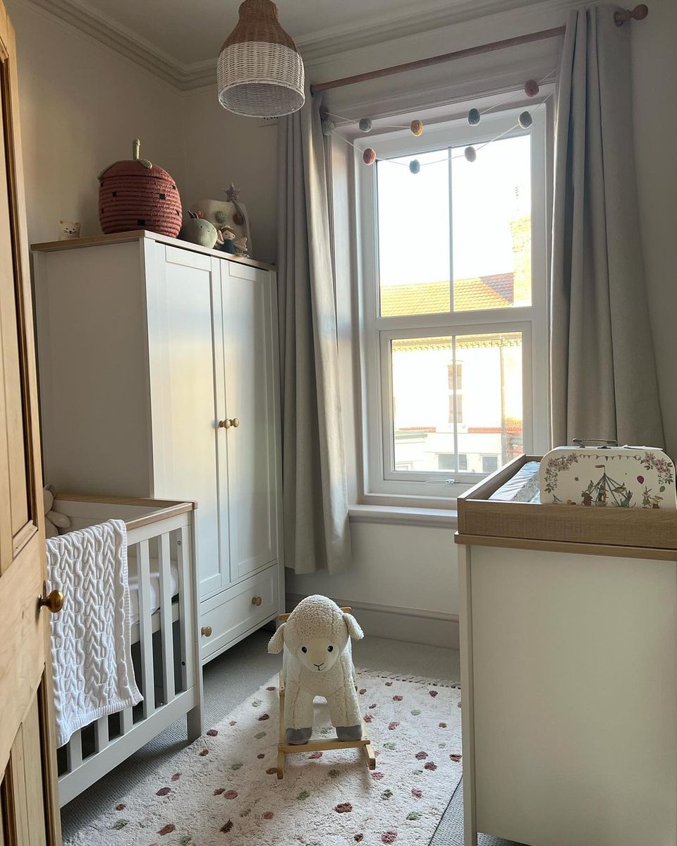 Woodwork that makes a statement 😍 

Adding colour to your skirting, doors and door frames, is a great way to add a pop of colour whilst maintaining a neutral colour scheme.

🎨 Dijon  

📸 @thevictorianterracehouse