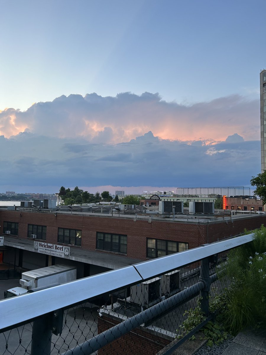 Gal22Sunshine's tweet photo. #CloudLandscape https://t.co/qZjYjXLzN1