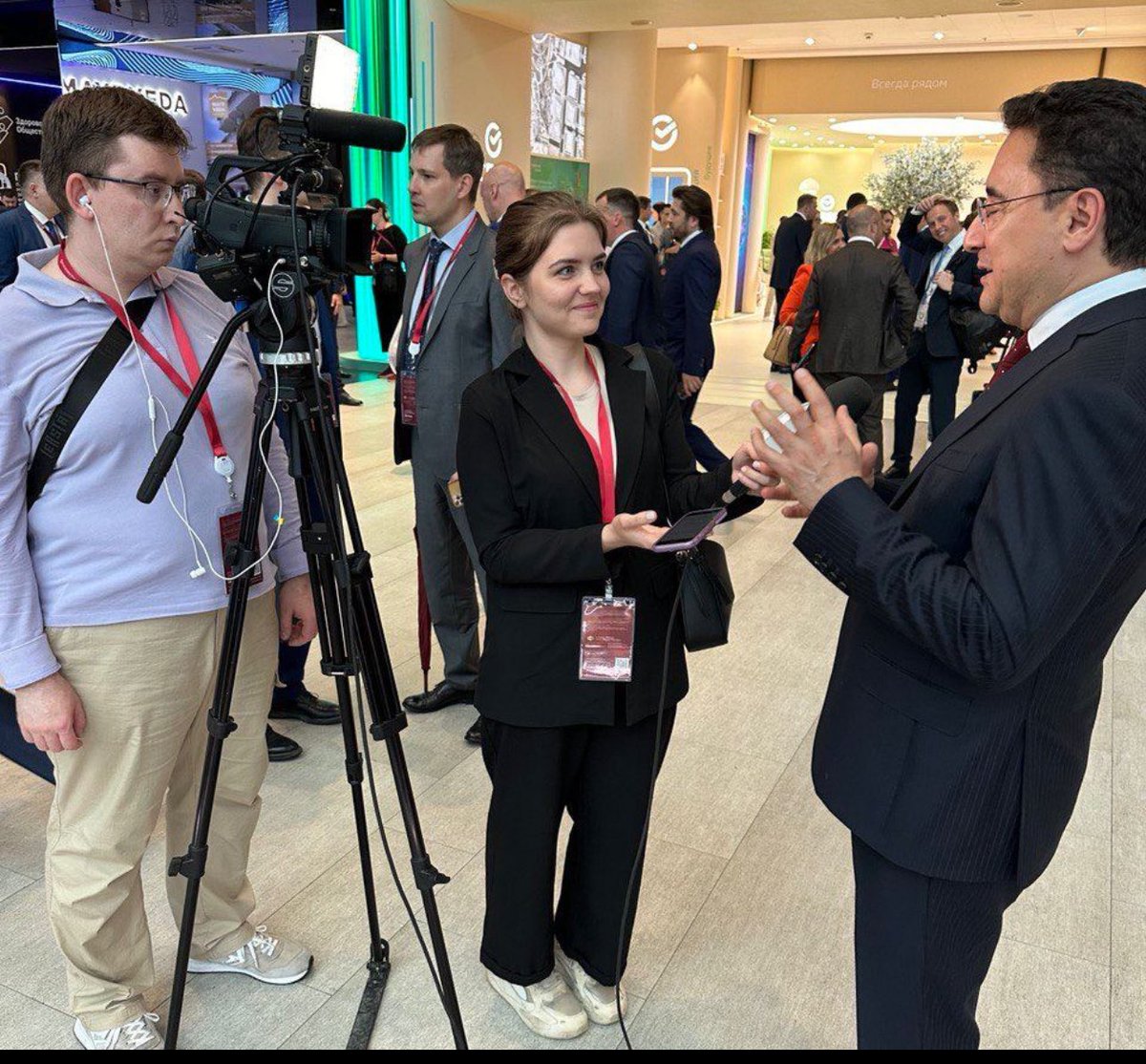omer_sahinn's tweet photo. 📍Ali Babacan, “Rusya’nın Davos’u” denilen St.Petersburg Ekonomi Forumu’nda “ana konuşmacı” olarak söz aldı . 
📍Daha sonra 3 ayrı TV kuruluşuna ( Russia Today İnternational, BRICS TV ve Big Asia TV Channel) röportaj verdi .
📍Uluslararası krizlerin çözümü için “kamu diplomasisini” işaret eden Babacan : Geleneksel diplomasinin tıkandığı anlarda kamu diplomasisi ülkeler arası diyaloğa nefes aldırır 
@alibabacan @devapartisi