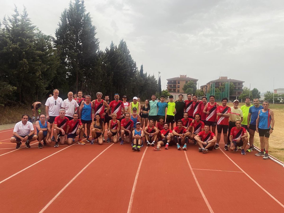 aapmerida's tweet photo. Este jueves tuvo lugar en las pistas del Diocles el tradicional 3.000 de convivencia con nuestro club hermano @AtletismoMitreo 
Como siempre, nos lo pasamos muy bien y después de correr llegó lo mejor.
Muchas gracias a todos. La semana que viene, más.
#atletaspopularesdemérida https://t.co/Jntl3jk9pM