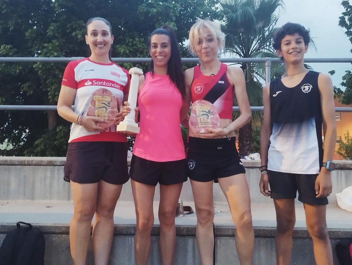 aapmerida's tweet photo. Este jueves tuvo lugar en las pistas del Diocles el tradicional 3.000 de convivencia con nuestro club hermano @AtletismoMitreo 
Como siempre, nos lo pasamos muy bien y después de correr llegó lo mejor.
Muchas gracias a todos. La semana que viene, más.
#atletaspopularesdemérida https://t.co/Jntl3jk9pM