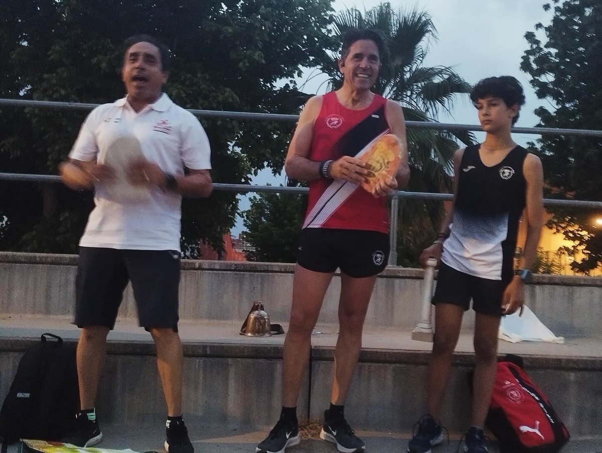 aapmerida's tweet photo. Este jueves tuvo lugar en las pistas del Diocles el tradicional 3.000 de convivencia con nuestro club hermano @AtletismoMitreo 
Como siempre, nos lo pasamos muy bien y después de correr llegó lo mejor.
Muchas gracias a todos. La semana que viene, más.
#atletaspopularesdemérida https://t.co/Jntl3jk9pM