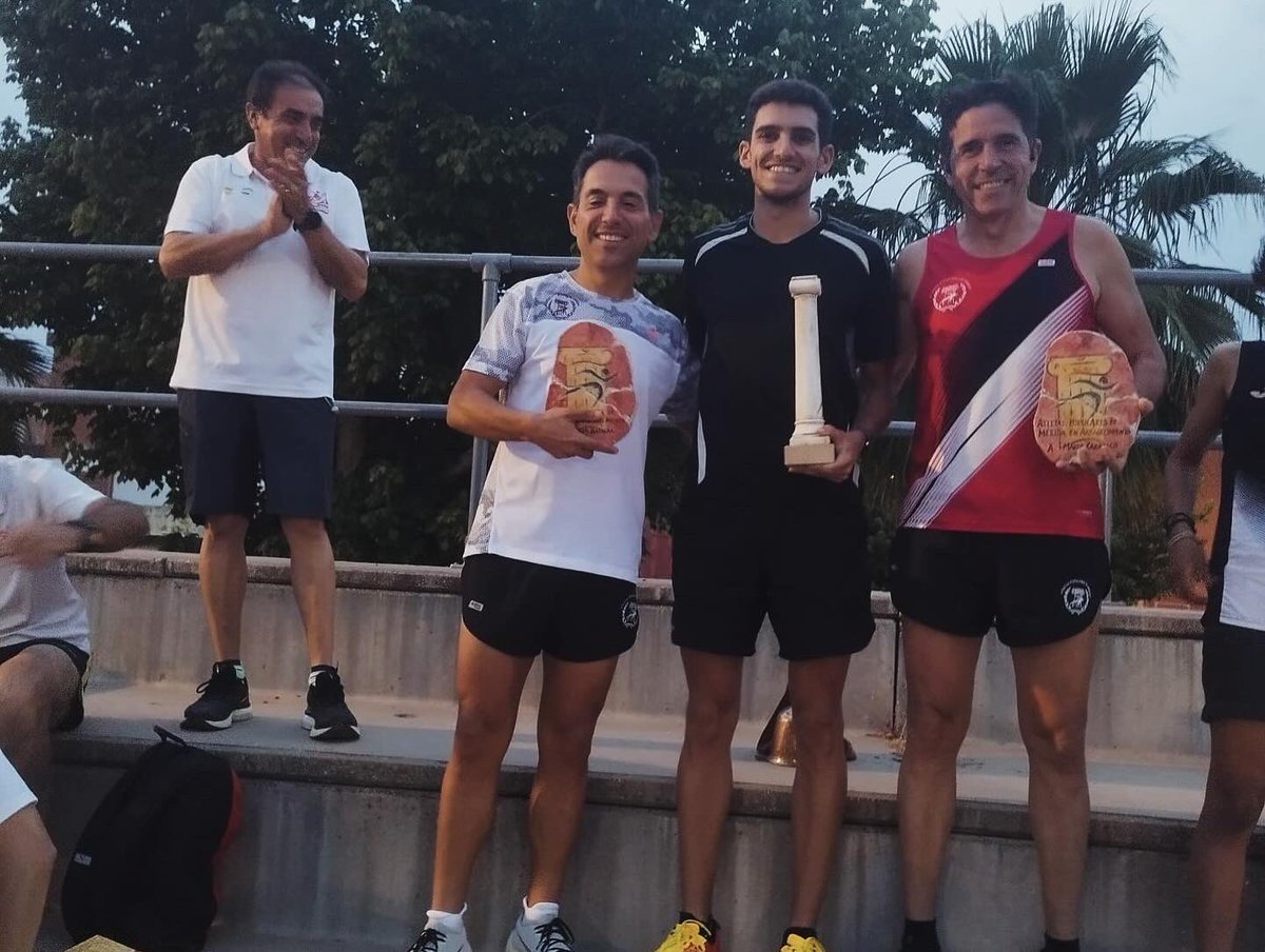 aapmerida's tweet photo. Este jueves tuvo lugar en las pistas del Diocles el tradicional 3.000 de convivencia con nuestro club hermano @AtletismoMitreo 
Como siempre, nos lo pasamos muy bien y después de correr llegó lo mejor.
Muchas gracias a todos. La semana que viene, más.
#atletaspopularesdemérida https://t.co/Jntl3jk9pM