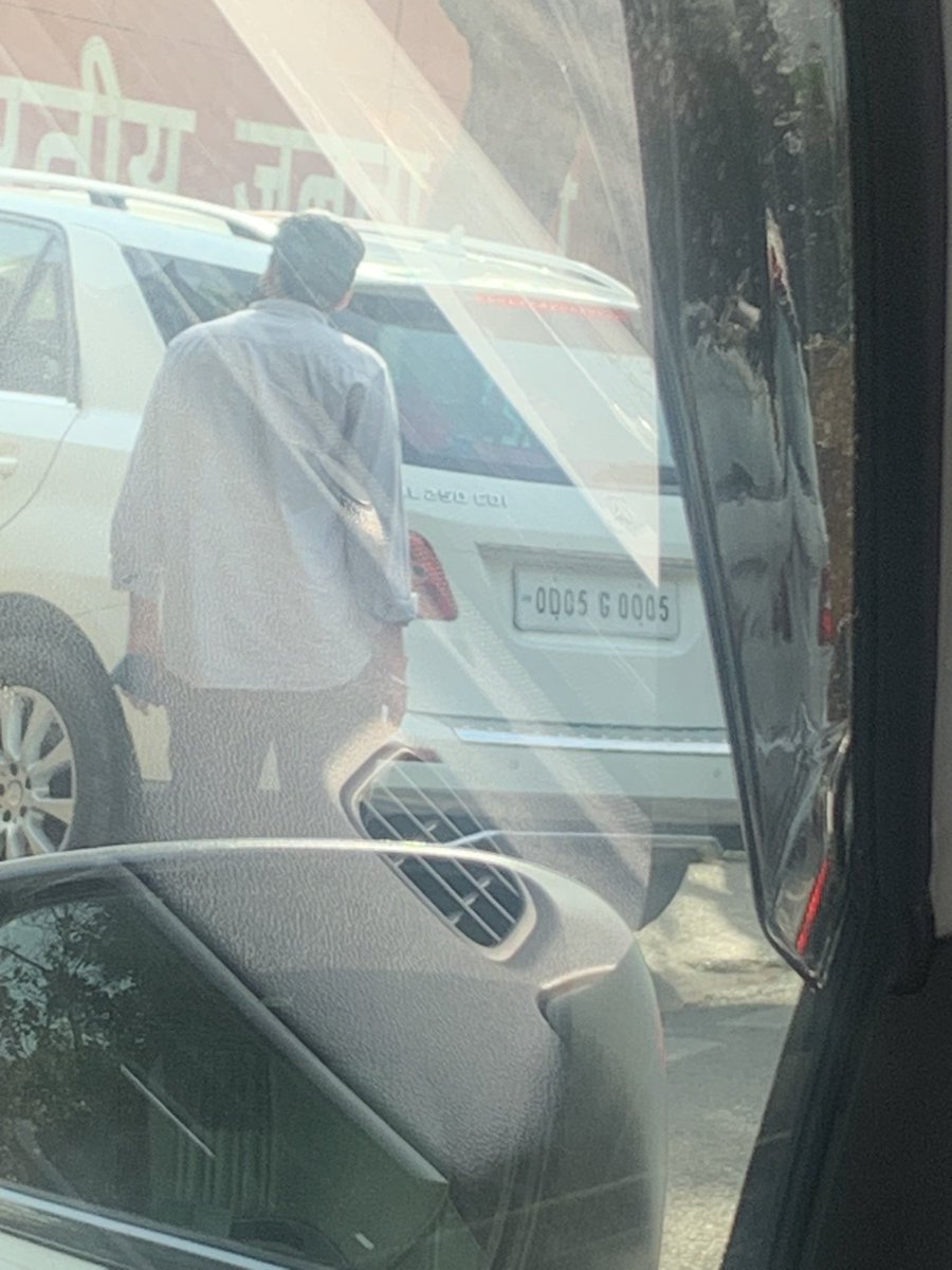 shwwetapunj's tweet image. A queue of cars from Odisha at the BJP HQ in Delhi #windsofchange