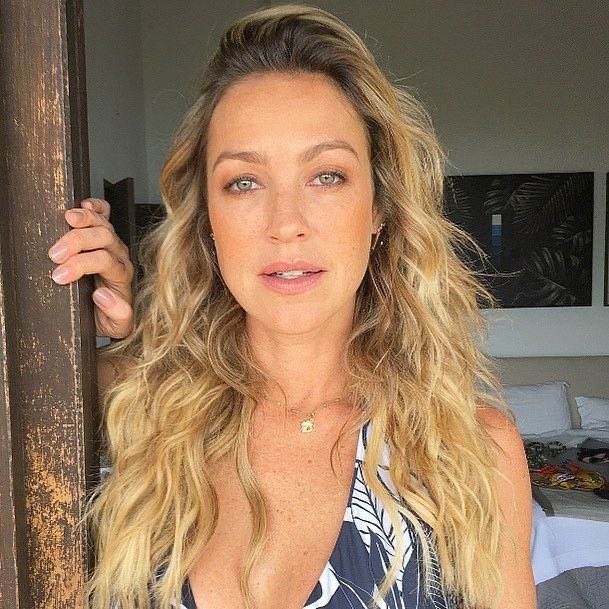 updatecharts's tweet image. 🚨 MEU DEUS! Luana Piovani DETONA o Whindersson Nunes por defender o Neymar:

“A cara ta cheio de B.O. pessoal e vem defender ignóbil? Ah engraçadinho vai puxar o saco da sua terapeuta e do seu psiquiatra, esses sim merecem suas falas.”