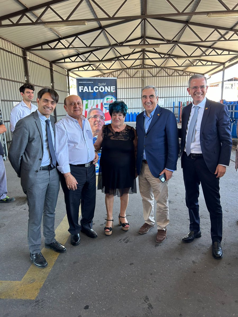 gasparripdl's tweet photo. Il sindaco Corsaro e Falcone ci portano da AutoPropangas, nel cuore produttivo di #Misterbianco, dove tutto è azzurro. Dalle bombole, alle divise fino ai capelli della proprietaria dell’azienda! https://t.co/uQRG86lvEk